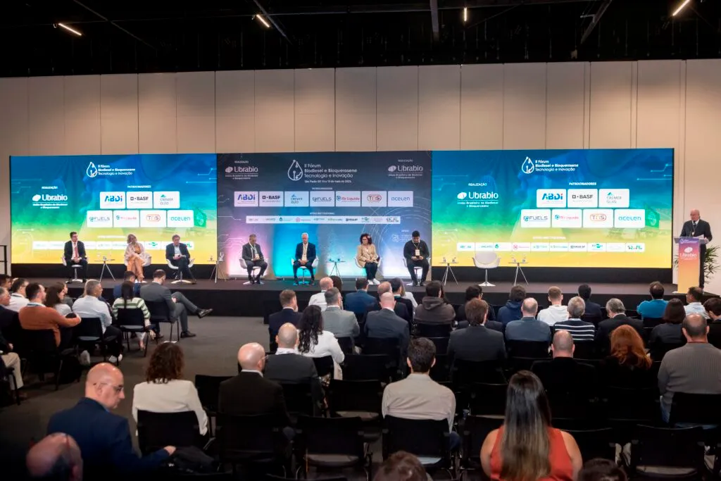 Painel de debate em congresso técnico da Fenagra, com plateia assistindo